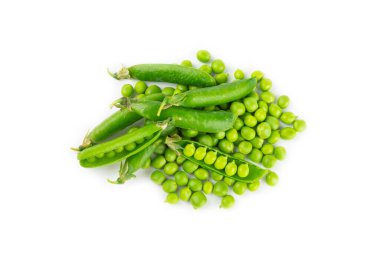 Taze yeşil bezelye kabukları ve beyaz arka planda izole edilmiş yeşil bezelyeler. Tatlı yeşil bezelyeler. Yeşil bezelye fasulyesi sebzesi. Vejetaryen. sağlıklı sebze