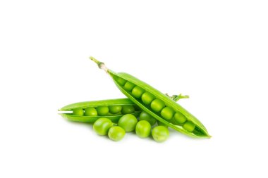 Taze yeşil bezelye kabukları ve beyaz arka planda izole edilmiş yeşil bezelyeler. Tatlı yeşil bezelyeler. Yeşil bezelye fasulyesi sebzesi. Vejetaryen. sağlıklı sebze