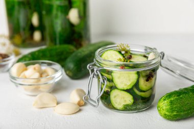 Ahşap bir arka planda kavanozda taze tuzlanmış ev yapımı salatalıklar. Dereotlu, sarımsaklı ve biberli salatalık turşusu. Konserve salatalık, salatalık ve penis. Ev yapımı koruma..