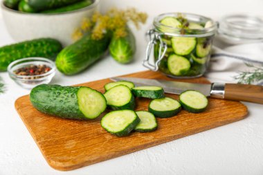 Ahşap bir arka planda kavanozda taze tuzlanmış ev yapımı salatalıklar. Dereotlu, sarımsaklı ve biberli salatalık turşusu. Konserve salatalık, salatalık ve penis. Ev yapımı koruma..