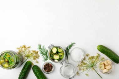 Ahşap bir arka planda kavanozda taze tuzlanmış ev yapımı salatalıklar. Dereotlu, sarımsaklı ve biberli salatalık turşusu. Konserve salatalık, salatalık ve penis. Ev yapımı koruma..