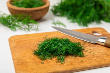 Ahşap arka planda Dill. Taze organik sebzeler. Dill çiftliği. Dereotu yapraklarını kes. Bahar genç deresi sürüsü. Vitaminler. İplik. Aromatik mutfak baharatı. Mesaj için yer. Boşluğu kopyala