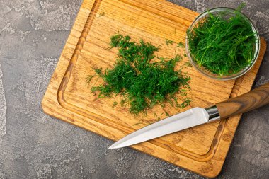 Ahşap arka planda Dill. Taze organik sebzeler. Dill çiftliği. Dereotu yapraklarını kes. Bahar genç deresi sürüsü. Vitaminler. İplik. Aromatik mutfak baharatı. Mesaj için yer. Boşluğu kopyala