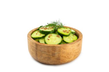 Salatalık salatası beyaz arka planda izole edilmiş. Taze sebzeli, salatalıklı, domatesli, biberli ve marullu ev yapımı salata. Vejetaryen bahar salatası. Vejetaryen diyeti. Sağlıklı beslenme.