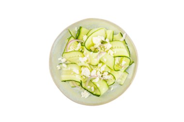 Salatalık salatası beyaz arka planda izole edilmiş. Taze sebzeli, salatalıklı, domatesli, biberli ve marullu ev yapımı salata. Vejetaryen bahar salatası. Vejetaryen diyeti. Sağlıklı beslenme.