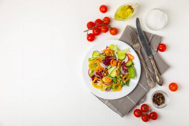 Ahşap bir arka planda salatalık. Taze sebzeli, salatalıklı, domatesli, tatlı biberli ve salatalı ev yapımı salata. Vejetaryen bahar salatası.