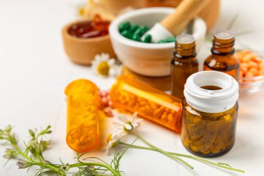 Ahşap zemin üzerinde alternatif ilaç bitkisel kapsül organik ilaç. Bitki ve tablet çeşitleri, vitaminler ve diyet takviyeleri. Sağlıklı yaşam için tıbbi ve şifalı bitkiler.