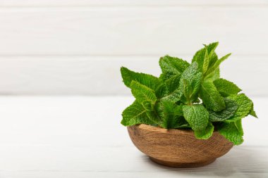 Naneli. Ahşap arka planda taze organik nane yaprakları. Nane yaprakları. Nane şekeri. Yakın plan. Mesaj için yer var. Boşluğu kopyala.