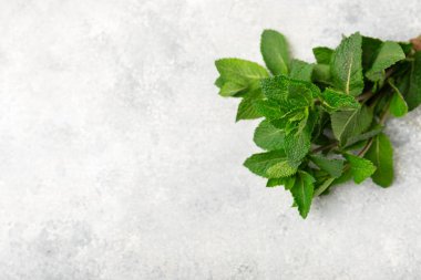 Naneli. Ahşap arka planda taze organik nane yaprakları. Nane yaprakları. Nane şekeri. Yakın plan. Mesaj için yer var. Boşluğu kopyala.