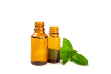 Beyaz arka planda izole edilmiş temel yağ nanesi. Naneli esaslı yağ ve taze nane yaprakları. Bir şişe aromaterapi yağı. Nane özütü. Doğal kozmetik konsepti, spa bakımı