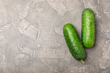 Ahşap arka planda salatalık. Arka planda bir parça salatalık. Taze organik yeşil salatalık turşusu. Vejetaryen. Salata malzemesi. Çiftlik sebzeleri. Sebzeleri bıçakla kes. Mesaj için yer var. Boşluğu kopyala