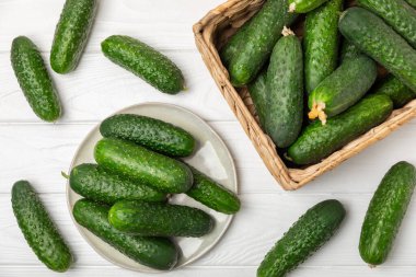 Ahşap arka planda salatalık. Arka planda bir parça salatalık. Taze organik yeşil salatalık turşusu. Vejetaryen. Salata malzemesi. Çiftlik sebzeleri. Sebzeleri bıçakla kes. Mesaj için yer var. Boşluğu kopyala