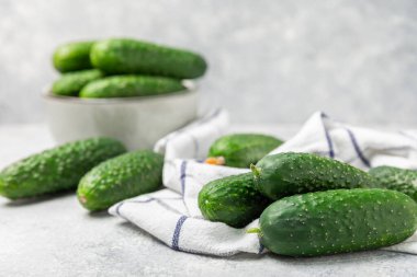 Ahşap arka planda salatalık. Arka planda bir parça salatalık. Taze organik yeşil salatalık turşusu. Vejetaryen. Salata malzemesi. Çiftlik sebzeleri. Sebzeleri bıçakla kes. Mesaj için yer var. Boşluğu kopyala