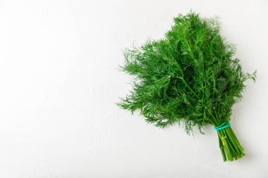 Ahşap arka planda Dill. Taze organik sebzeler. Dill çiftliği. Dereotu yapraklarını kes. Bahar genç deresi sürüsü. Vitaminler. İplik. Aromatik mutfak baharatı. Mesaj için yer. Boşluğu kopyala