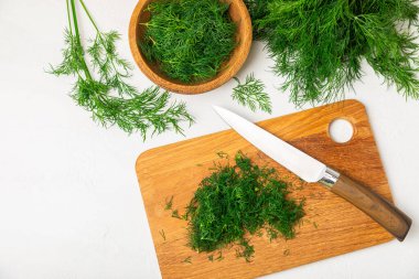Ahşap arka planda Dill. Taze organik sebzeler. Dill çiftliği. Dereotu yapraklarını kes. Bahar genç deresi sürüsü. Vitaminler. İplik. Aromatik mutfak baharatı. Mesaj için yer. Boşluğu kopyala