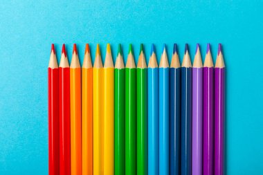 Renkli arka planda renkli kalemler. Boyama için ekipman. Yaratıcılık için kırtasiye malzemesi. Okula dönüyorum. Flatlay. Çocukların Yaratıcılığı ve Eğitimi. Rainbow.Mesaj için yer var. Boşluğu kopyala.