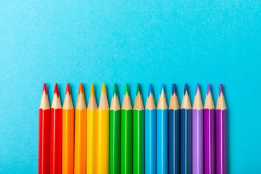 Renkli arka planda renkli kalemler. Boyama için ekipman. Yaratıcılık için kırtasiye malzemesi. Okula dönüyorum. Flatlay. Çocukların Yaratıcılığı ve Eğitimi. Rainbow.Mesaj için yer var. Boşluğu kopyala.