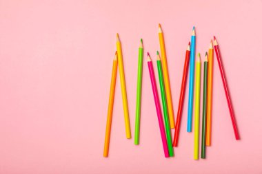 Renkli arka planda renkli kalemler. Boyama için ekipman. Yaratıcılık için kırtasiye malzemesi. Okula dönüyorum. Flatlay. Çocukların Yaratıcılığı ve Eğitimi. Rainbow.Mesaj için yer var. Boşluğu kopyala.