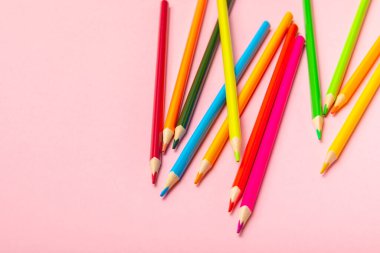 Renkli arka planda renkli kalemler. Boyama için ekipman. Yaratıcılık için kırtasiye malzemesi. Okula dönüyorum. Flatlay. Çocukların Yaratıcılığı ve Eğitimi. Rainbow.Mesaj için yer var. Boşluğu kopyala.