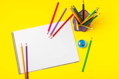 Renkli arka planda renkli kalemler. Boyama için ekipman. Yaratıcılık için kırtasiye malzemesi. Okula dönüyorum. Flatlay. Çocukların Yaratıcılığı ve Eğitimi. Rainbow.Mesaj için yer var. Boşluğu kopyala.