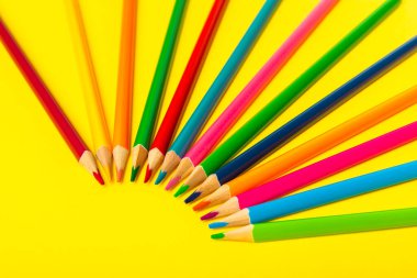 Renkli arka planda renkli kalemler. Boyama için ekipman. Yaratıcılık için kırtasiye malzemesi. Okula dönüyorum. Flatlay. Çocukların Yaratıcılığı ve Eğitimi. Rainbow.Mesaj için yer var. Boşluğu kopyala.