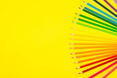 Renkli arka planda renkli kalemler. Boyama için ekipman. Yaratıcılık için kırtasiye malzemesi. Okula dönüyorum. Flatlay. Çocukların Yaratıcılığı ve Eğitimi. Rainbow.Mesaj için yer var. Boşluğu kopyala.