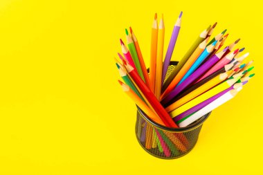 Renkli arka planda renkli kalemler. Boyama için ekipman. Yaratıcılık için kırtasiye malzemesi. Okula dönüyorum. Flatlay. Çocukların Yaratıcılığı ve Eğitimi. Rainbow.Mesaj için yer var. Boşluğu kopyala.