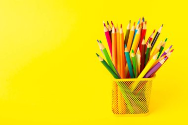 Renkli arka planda renkli kalemler. Boyama için ekipman. Yaratıcılık için kırtasiye malzemesi. Okula dönüyorum. Flatlay. Çocukların Yaratıcılığı ve Eğitimi. Rainbow.Mesaj için yer var. Boşluğu kopyala.