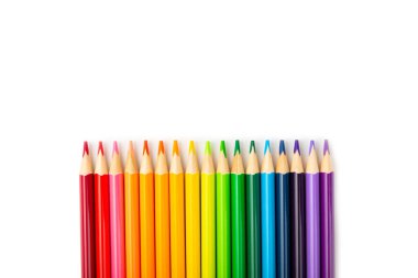 Beyaz arkaplanda izole edilmiş renkli kalemler. Boyama için ekipman. Yaratıcılık için kırtasiye malzemesi. Okula dönüyorum. Flatlay. Çocukların Yaratıcılığı ve Eğitimi. Gökkuşağı.