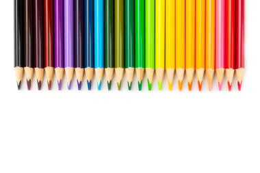 Beyaz arkaplanda izole edilmiş renkli kalemler. Boyama için ekipman. Yaratıcılık için kırtasiye malzemesi. Okula dönüyorum. Flatlay. Çocukların Yaratıcılığı ve Eğitimi. Gökkuşağı.