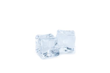 Beyaz arka planda izole edilmiş nane ve buz. Yeşil taze nane ve buz küpü. Nane yaprağı, buz küpü ve soğuk içecek için su damlası..