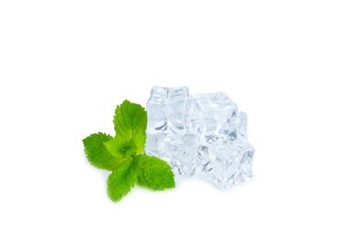 Beyaz arka planda izole edilmiş nane ve buz. Yeşil taze nane ve buz küpü. Nane yaprağı, buz küpü ve soğuk içecek için su damlası..