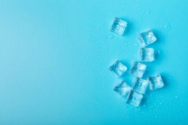 Arka planda nane ve buz var. Yeşil taze nane ve buz küpü. Nane yaprağı, buz küpü ve soğuk içecek için su damlası. Üst Manzara. Mesaj için yer var. Boşluğu kopyala.