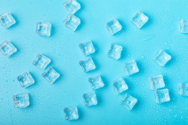 Arka planda nane ve buz var. Yeşil taze nane ve buz küpü. Nane yaprağı, buz küpü ve soğuk içecek için su damlası. Üst Manzara. Mesaj için yer var. Boşluğu kopyala.