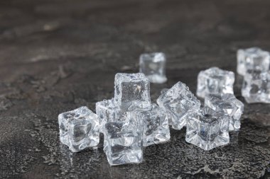 Arka planda nane ve buz var. Yeşil taze nane ve buz küpü. Nane yaprağı, buz küpü ve soğuk içecek için su damlası. Üst Manzara. Mesaj için yer var. Boşluğu kopyala.