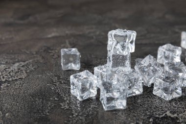 Arka planda nane ve buz var. Yeşil taze nane ve buz küpü. Nane yaprağı, buz küpü ve soğuk içecek için su damlası. Üst Manzara. Mesaj için yer var. Boşluğu kopyala.