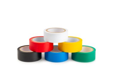 Beyaz arka planda izole edilmiş bant. Farklı renkte izolasyon bantları. Yalıtım bandı. İnşaat aletleri. Elektrikçi aletleri. Bir parça selobant..