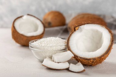 Tahta arka planda taze hindistan cevizi ve dilimler var. Hindistan cevizi gevreği. Vejetaryen. Tropik fındık, meyve. Mesaj için yer. Boşluğu kopyala.