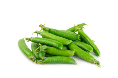 Taze yeşil bezelye kabukları ve beyaz arka planda izole edilmiş yeşil bezelyeler. Tatlı yeşil bezelyeler. Yeşil bezelye fasulyesi sebzesi. Vejetaryen. sağlıklı sebze