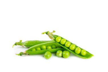 Taze yeşil bezelye kabukları ve beyaz arka planda izole edilmiş yeşil bezelyeler. Tatlı yeşil bezelyeler. Yeşil bezelye fasulyesi sebzesi. Vejetaryen. sağlıklı sebze