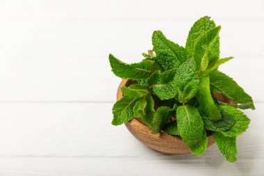 Naneli. Ahşap arka planda taze organik nane yaprakları. Nane yaprakları. Nane şekeri. Yakın plan. Mesaj için yer var. Boşluğu kopyala.