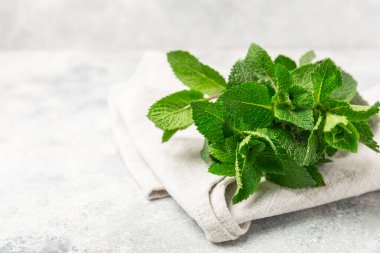 Naneli. Ahşap arka planda taze organik nane yaprakları. Nane yaprakları. Nane şekeri. Yakın plan. Mesaj için yer var. Boşluğu kopyala.