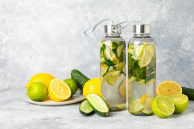 Salatalık suyu, limon, nane ve ahşap bir masada. İçme bardağında dilimlenmiş salatalık ile karıştırılmış su. Tonik ferahlatıcı bir içecek. Salatalık limonata. Doğal soğutma içeceği. Boşluğu kopyala.