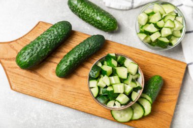 Ahşap arka planda salatalık. Arka planda bir parça salatalık. Taze organik yeşil salatalık turşusu. Vejetaryen. Salata malzemesi. Çiftlik sebzeleri. Sebzeleri bıçakla kes. Mesaj için yer var. Boşluğu kopyala