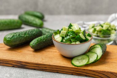 Ahşap arka planda salatalık. Arka planda bir parça salatalık. Taze organik yeşil salatalık turşusu. Vejetaryen. Salata malzemesi. Çiftlik sebzeleri. Sebzeleri bıçakla kes. Mesaj için yer var. Boşluğu kopyala