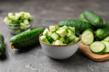 Ahşap arka planda salatalık. Arka planda bir parça salatalık. Taze organik yeşil salatalık turşusu. Vejetaryen. Salata malzemesi. Çiftlik sebzeleri. Sebzeleri bıçakla kes. Mesaj için yer var. Boşluğu kopyala