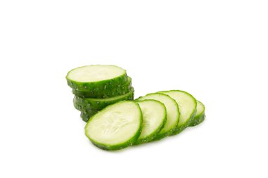 Salatalık beyaz arka planda izole edilmiş. Beyaz arka planda salatalık dilimi. Taze organik yeşil salatalıklar. Vejetaryen. Salata malzemesi. Çiftlik sebzeleri.