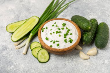 Ahşap bir masada salatalık kremalı tzatziki sosu. Tatar sosu. Geleneksel lezzetli aperatif. Yoğurt sosu. Tzatziki, salatalık, sarımsak, dereotu, limon, nane. Salata sosu. Kopya alanı.