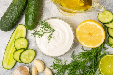 Ahşap bir masada salatalık kremalı tzatziki sosu. Tatar sosu. Geleneksel lezzetli aperatif. Yoğurt sosu. Tzatziki, salatalık, sarımsak, dereotu, limon, nane. Salata sosu. Kopya alanı.