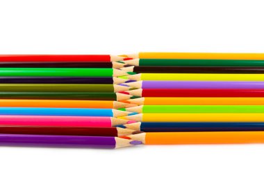 Beyaz arkaplanda izole edilmiş renkli kalemler. Boyama için ekipman. Yaratıcılık için kırtasiye malzemesi. Okula dönüyorum. Flatlay. Çocukların Yaratıcılığı ve Eğitimi. Gökkuşağı.